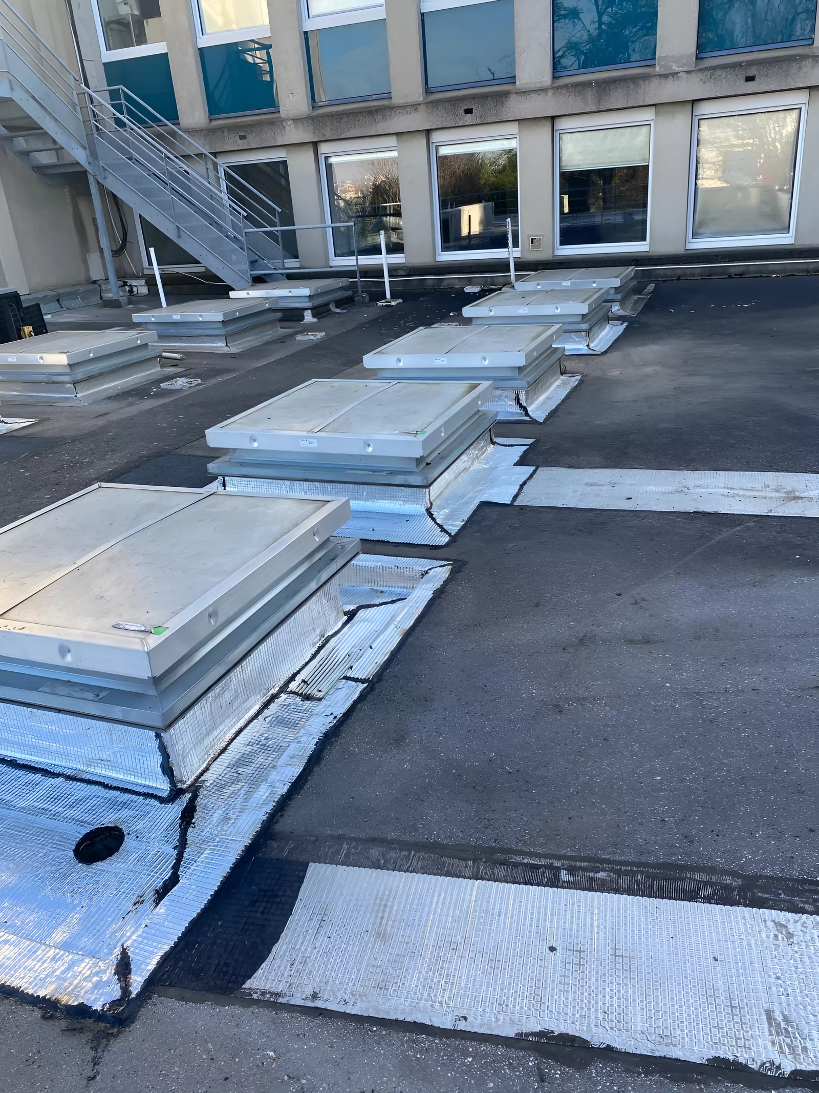 Toiture-terrasse avec lanterneaux et exutoires de désenfumage