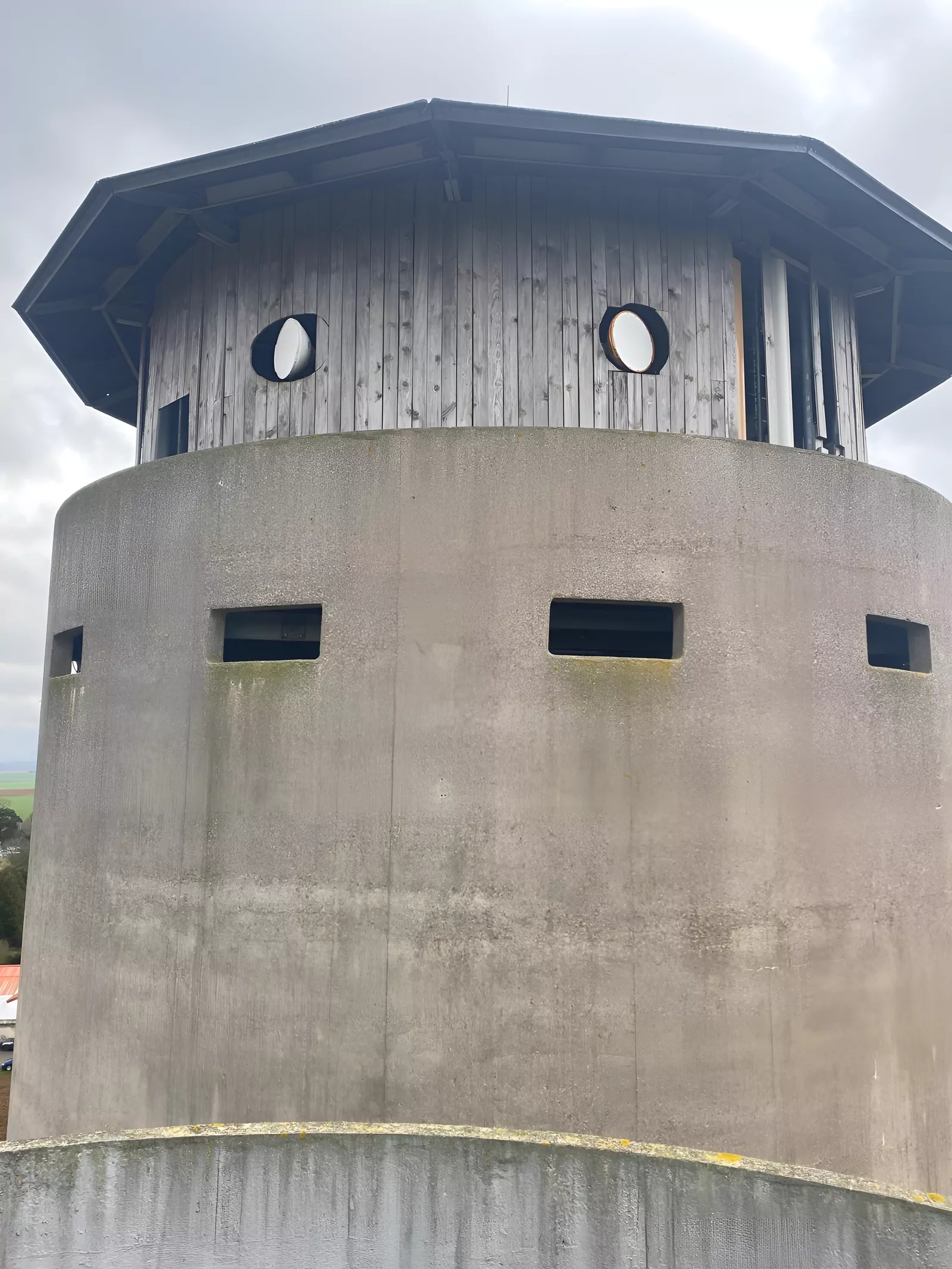 Tour technique en béton, ouvrage circulaire en hauteur