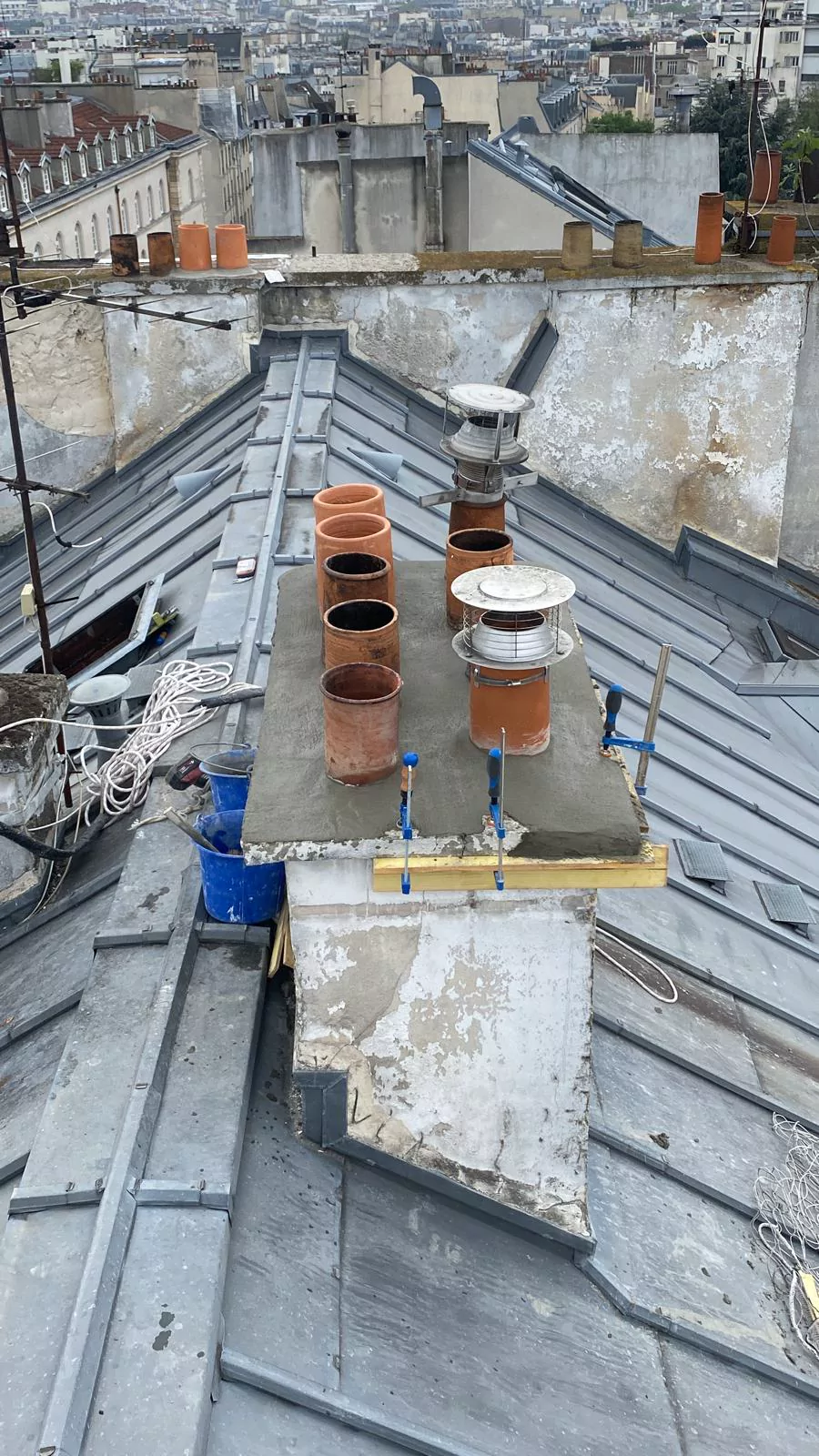 Cordiste couvreur sur toiture zinc parisienne
