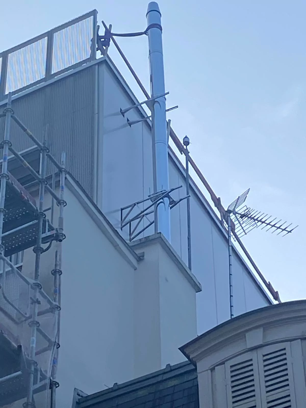 Installation technique en hauteur avec haubanage