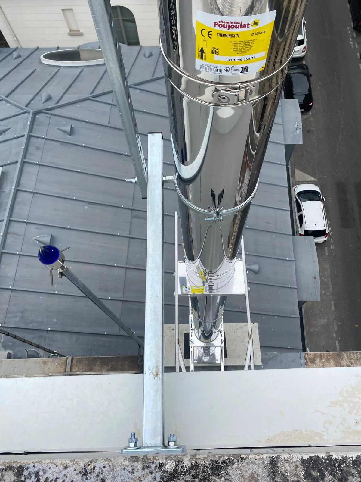 Installation de conduit de fumée Poujoulat Therminox en sortie de toiture