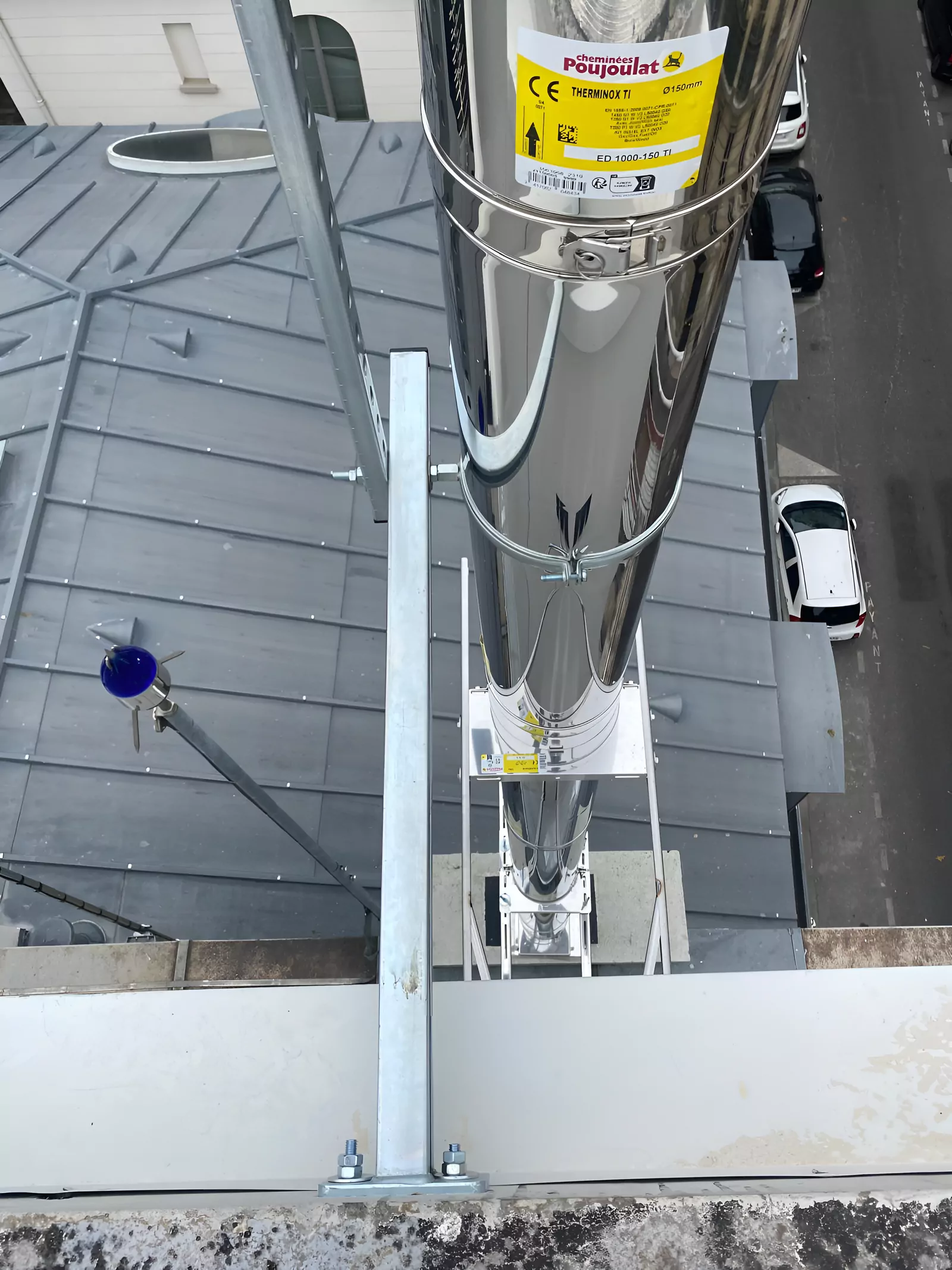 Conduit de fumée Poujoulat Therminox installé en sortie de toit parisien