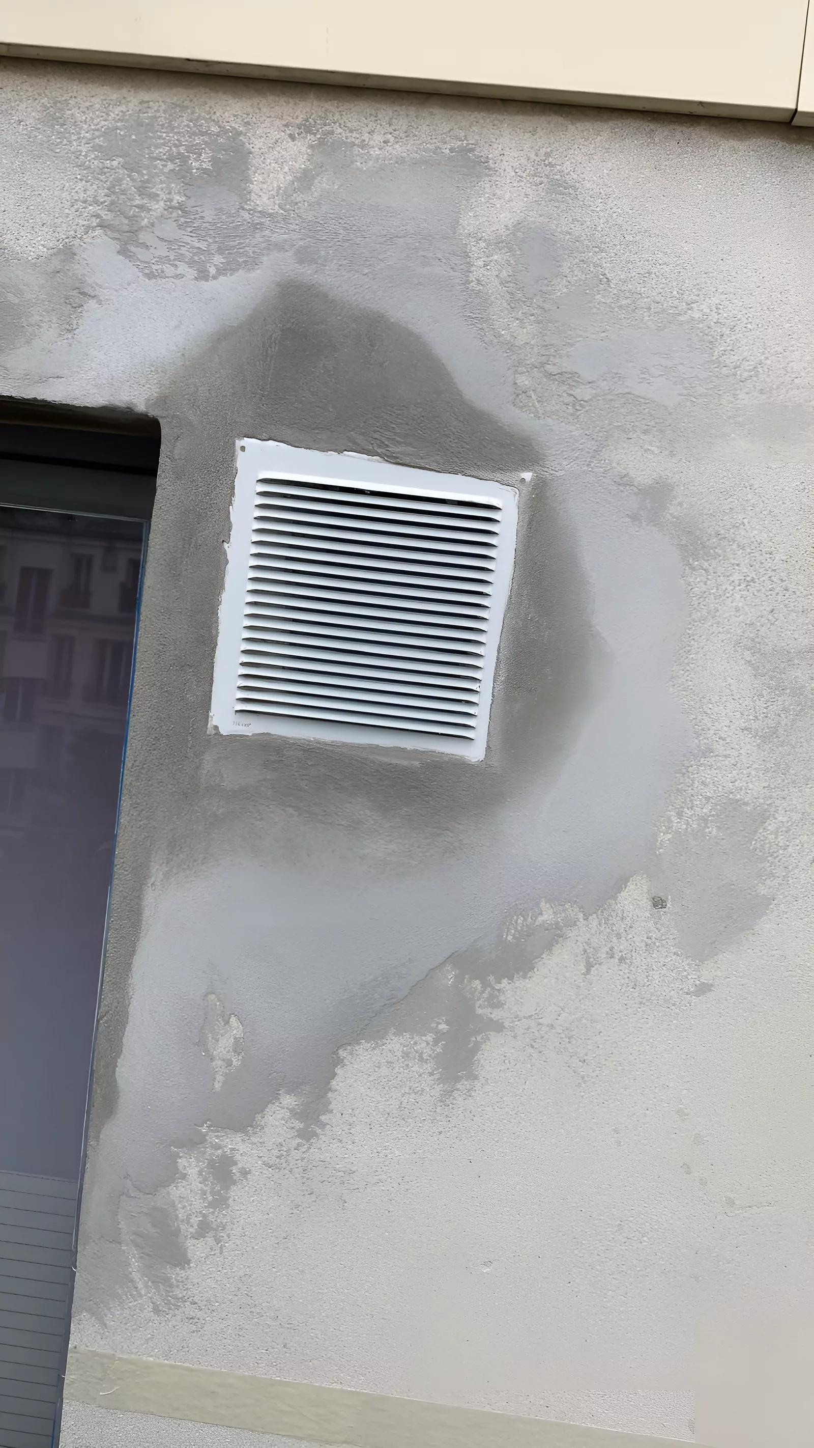 Grille de ventilation sur une façade d'immeuble