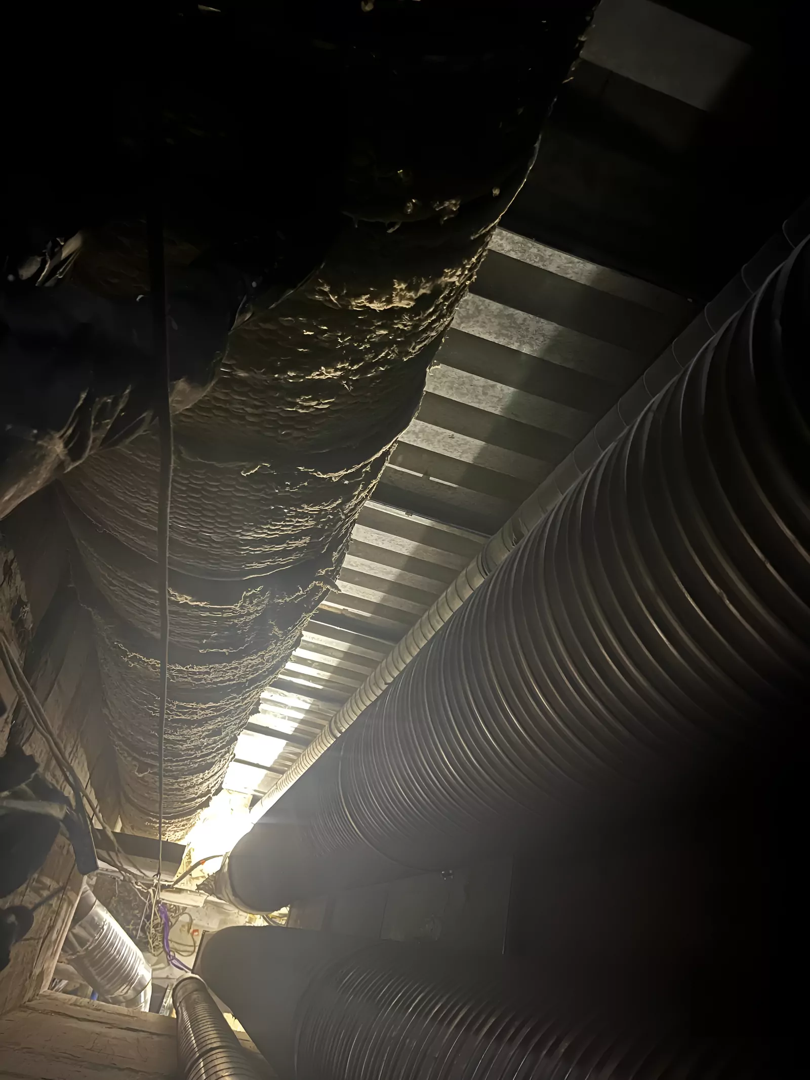 Gaines de ventilation dans un espace technique