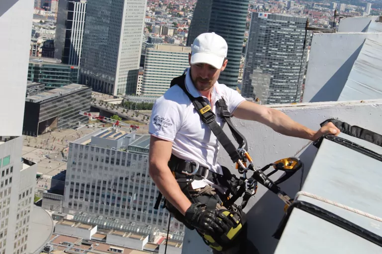 Cordiste en intervention sur façade à La Défense