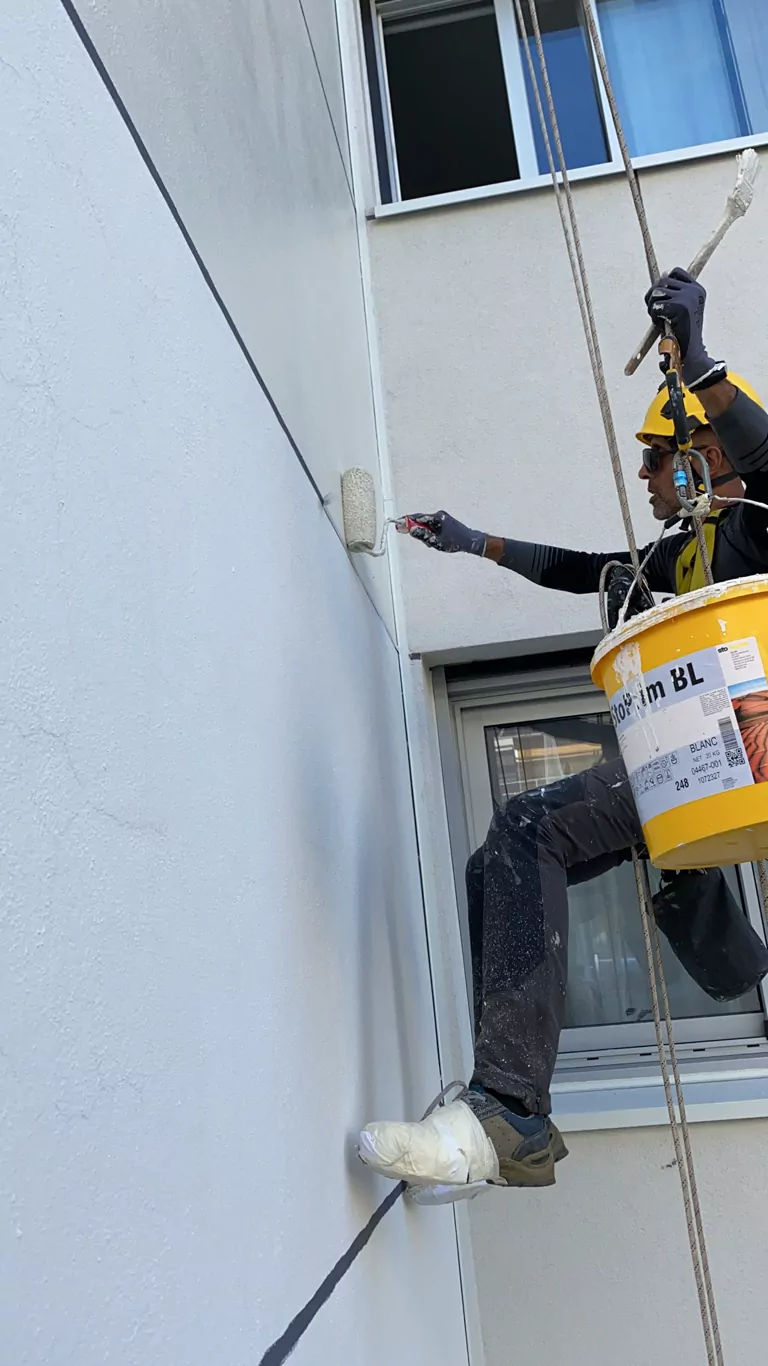 Travaux de peinture de façade par cordiste