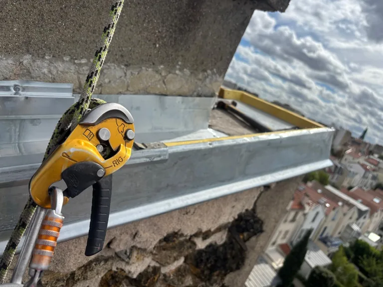 Détail d'un chéneau en zinc avec le bloqueur de corde du cordiste