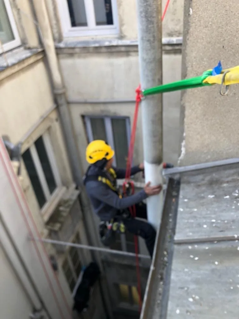 Descente sur cordes dans une courette d'immeuble à Paris