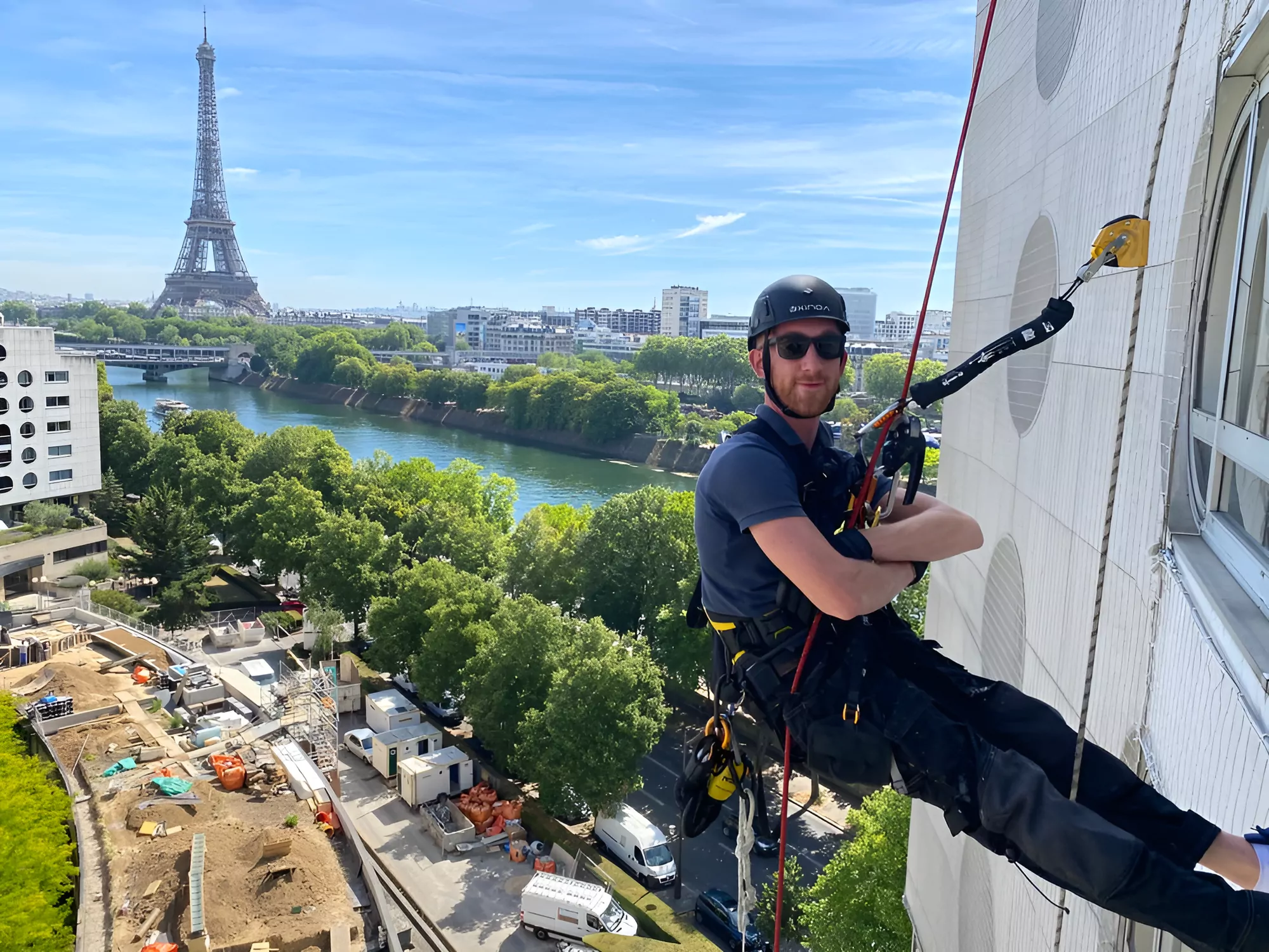 Travaux sur cordes en façade avec vue panoramique sur la Seine et la Tour Eiffel