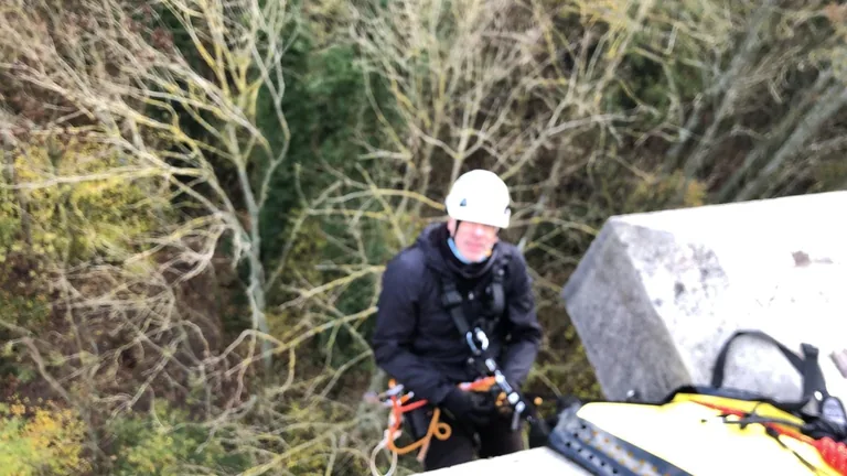 Mise en place des ancrages sur un parapet avant descente