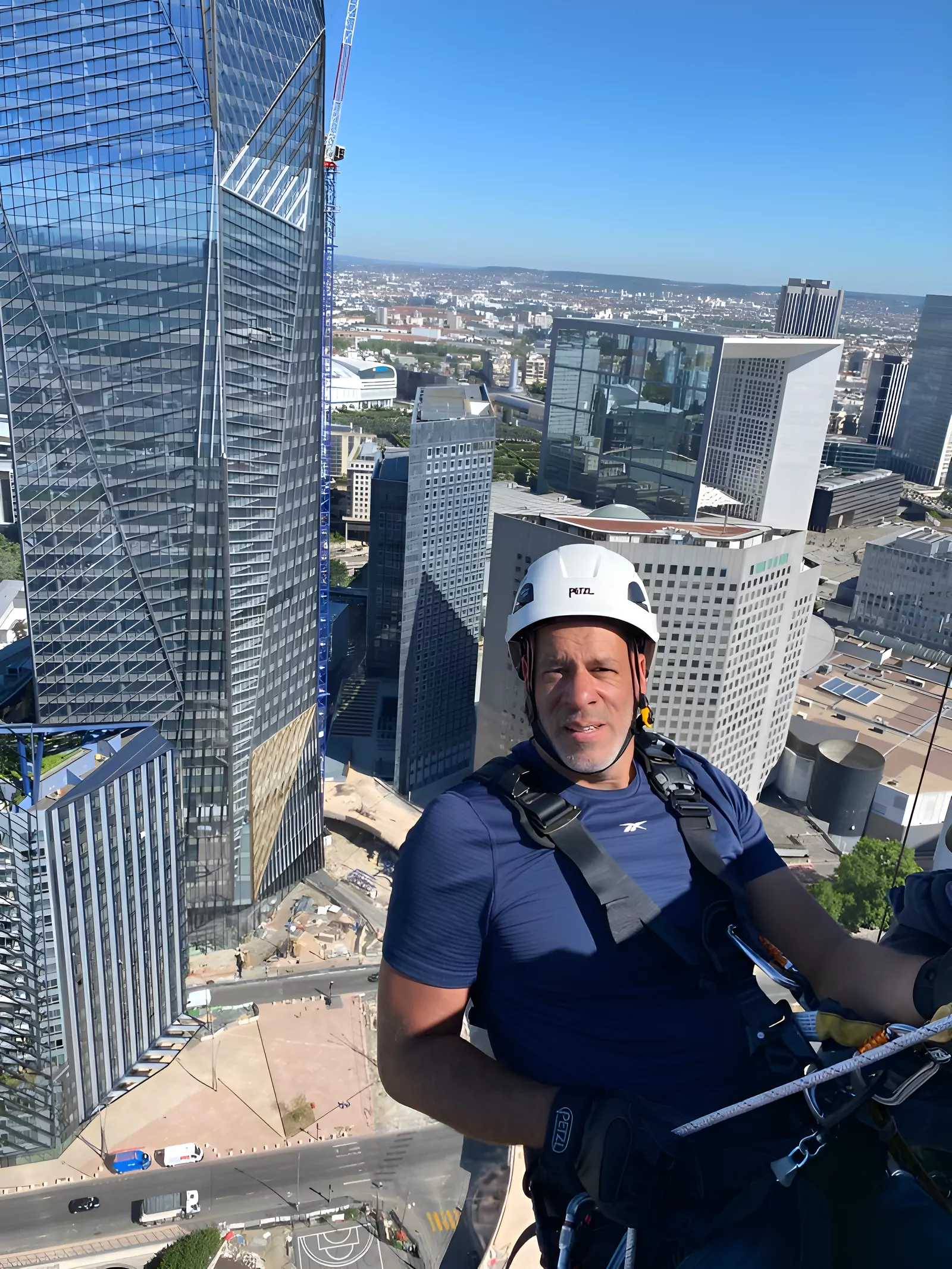 Cordiste en intervention à La Défense