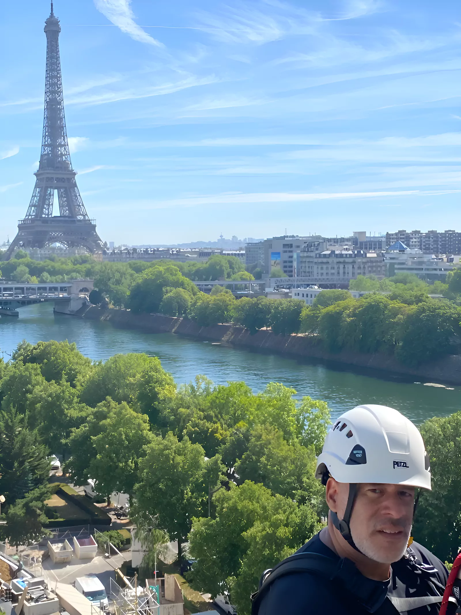 Cordiste en hauteur avec la tour Eiffel en arrière-plan