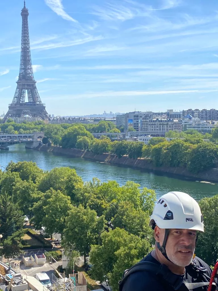 Cordiste en hauteur avec la Tour Eiffel en arrière-plan