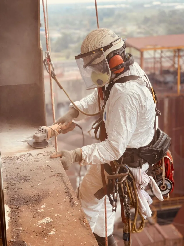 Cordiste en combinaison de protection lors d'un sablage