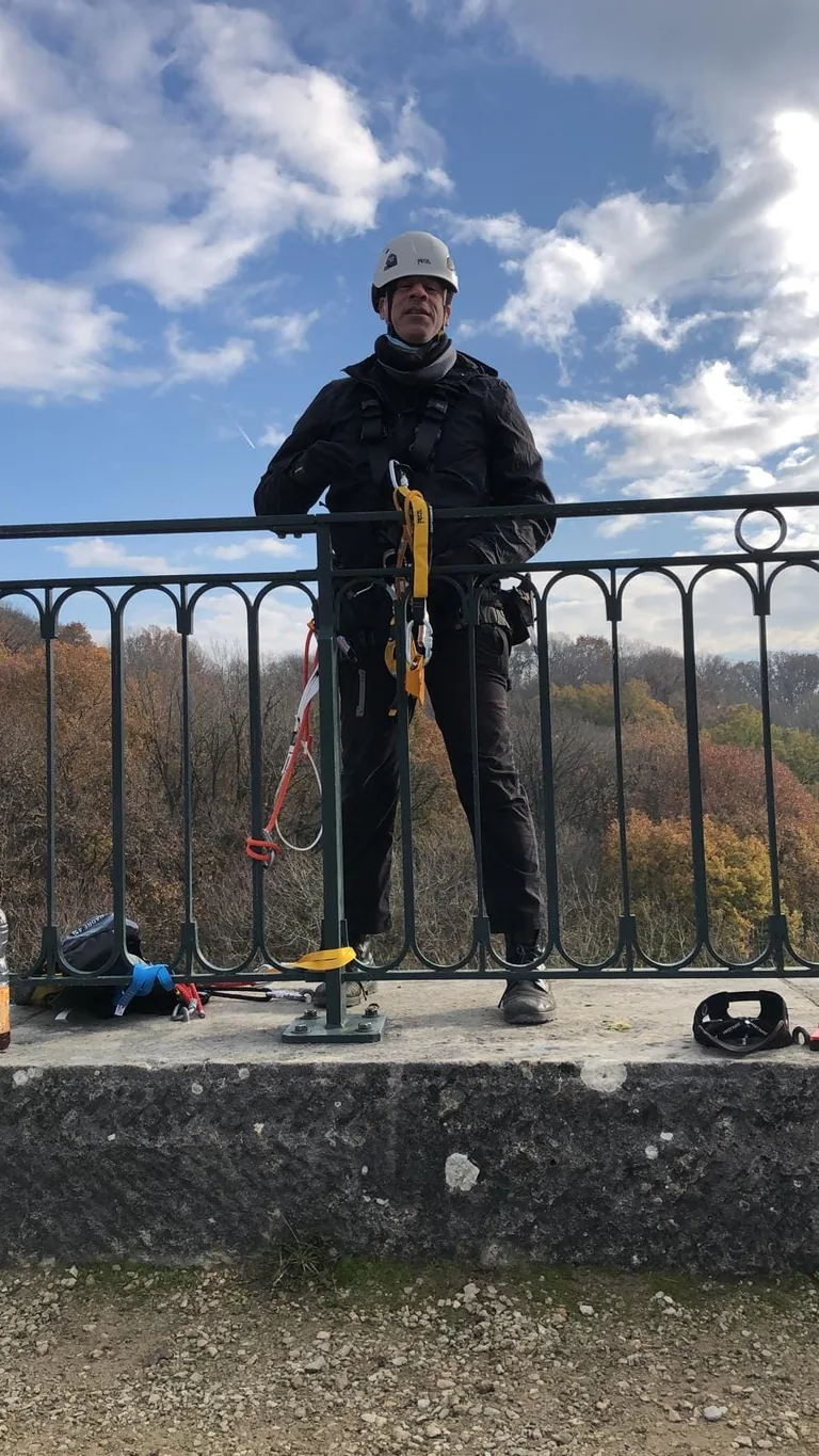 Cordiste sur un ouvrage avant la descente