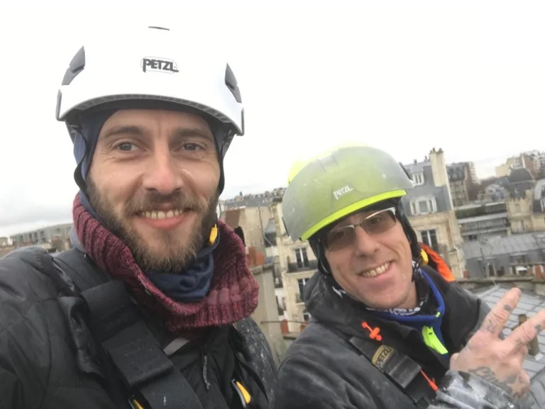 Deux cordistes de l'équipe sur les toits de Paris