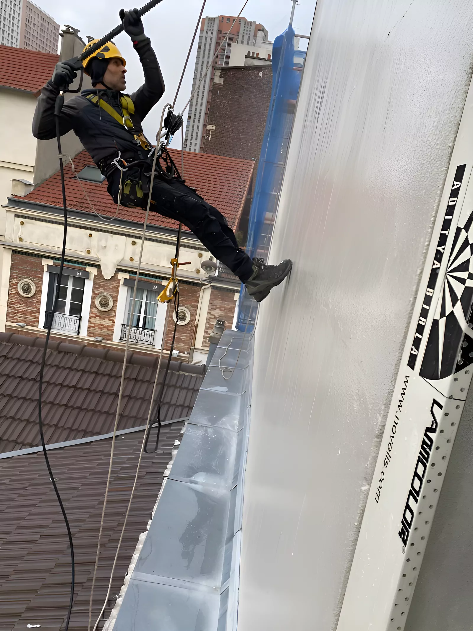 Ravalement de pignon d'immeuble à Paris en travaux sur cordes