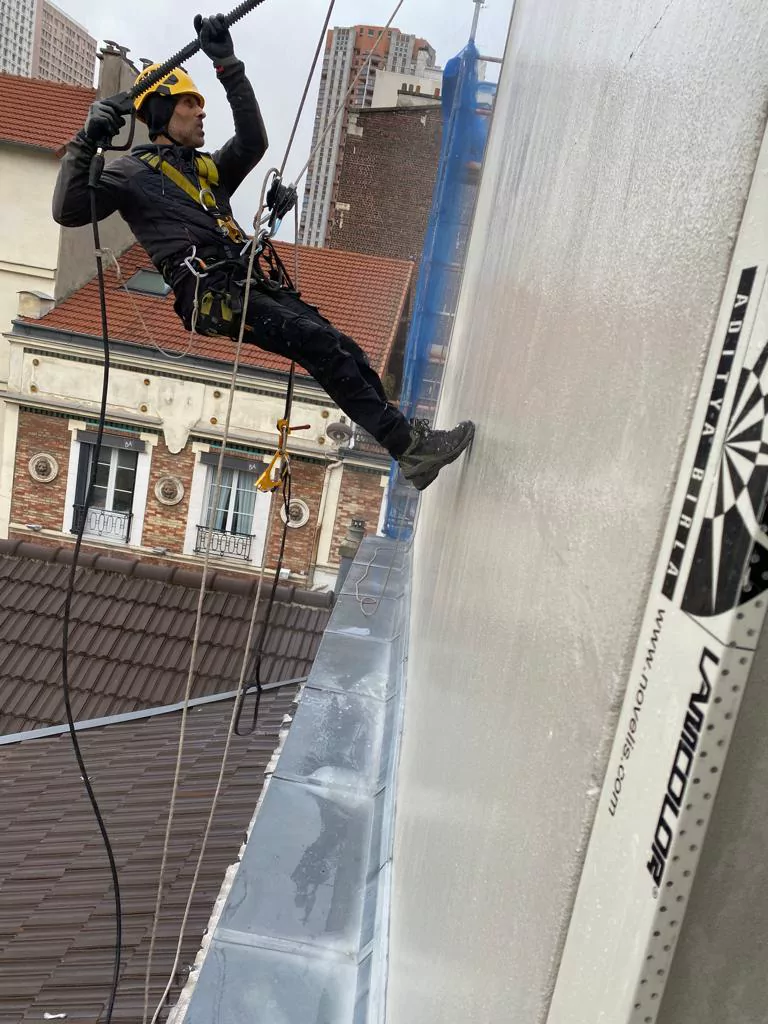 Ravalement de pignon d'immeuble à Paris en travaux sur cordes