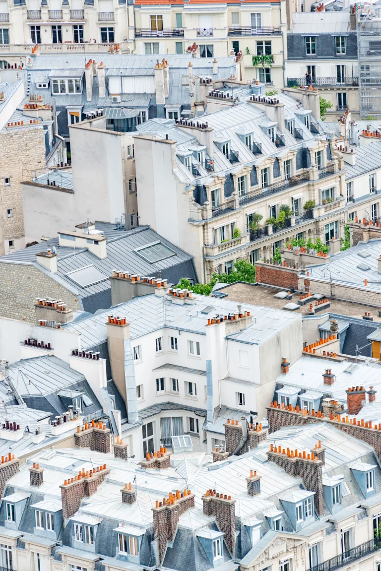 Vue aérienne des toits d'immeubles parisiens en copropriété