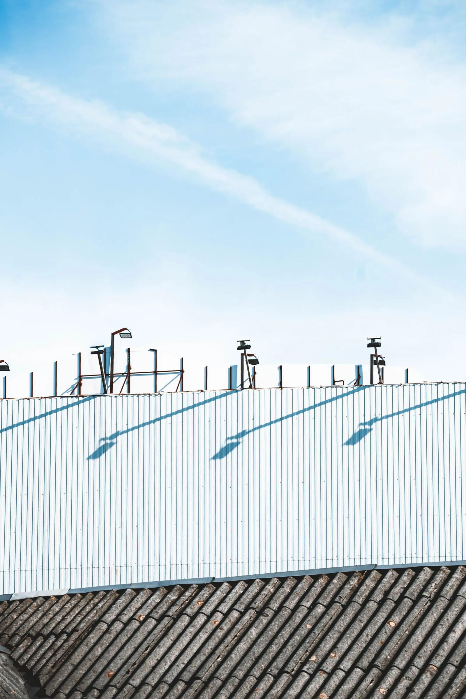 Toiture bac acier d'un bâtiment d'activité avec ses sorties de ventilation, les traversées par lesquelles l'eau entre le plus souvent