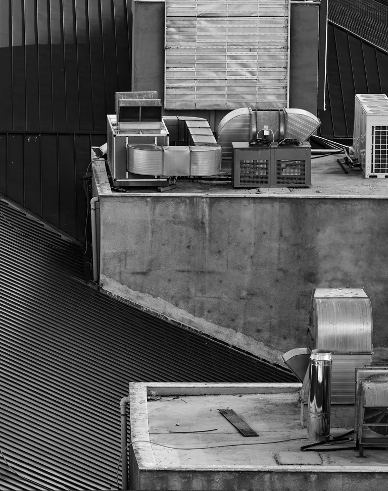 Équipements techniques et gaines de ventilation sur une toiture industrielle en bac acier