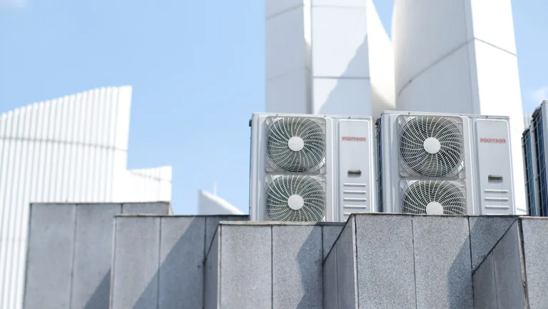 Groupes de climatisation et cheminées sur une toiture-terrasse technique