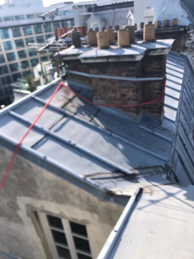 Toiture zinc et souches de cheminée à Paris, accès sur cordes